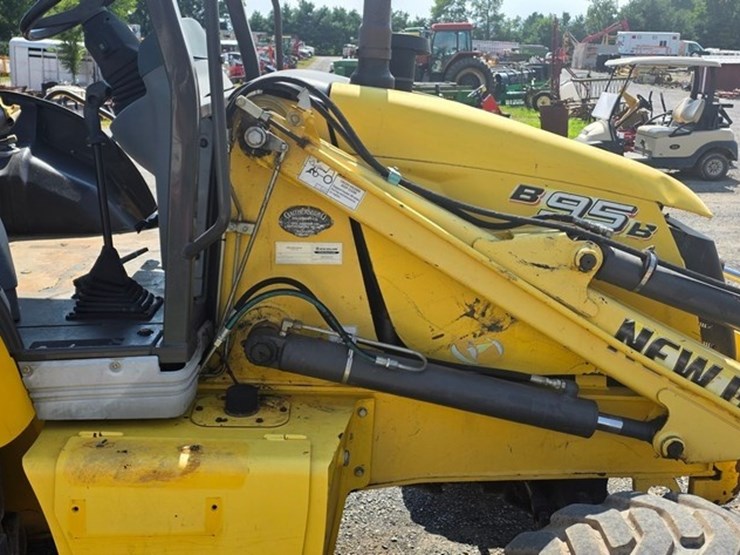 2011-new-holland-b95b-image-11