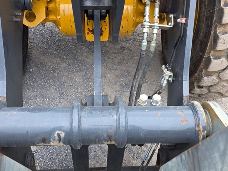 2021-deere-524l-image-48