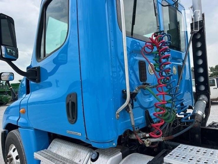 2013-freightliner-cascadia-113-image-36