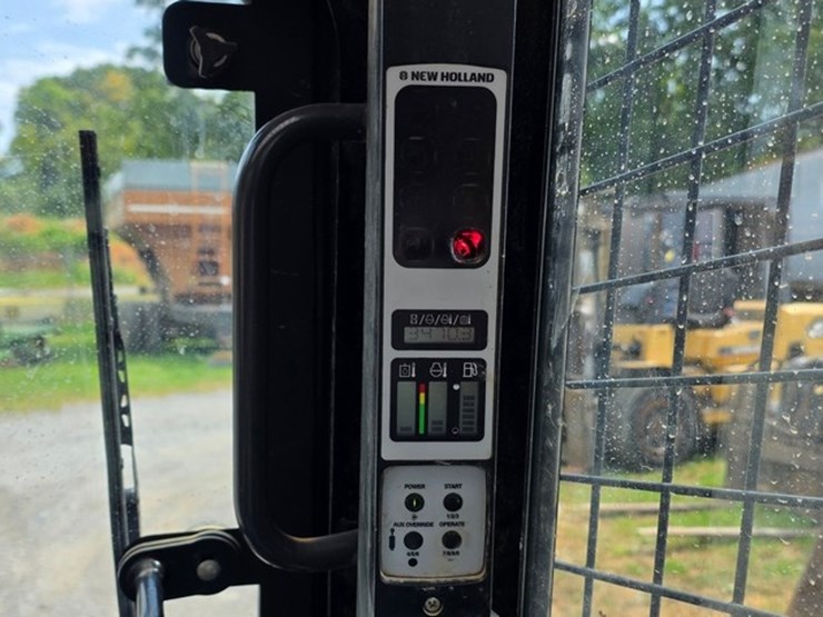 new-holland-l225-image-52