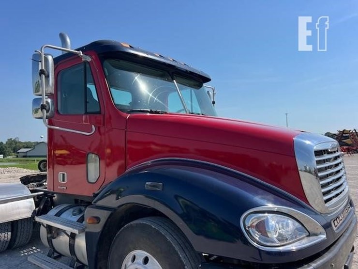 2006-freightliner-columbia-120-image-18