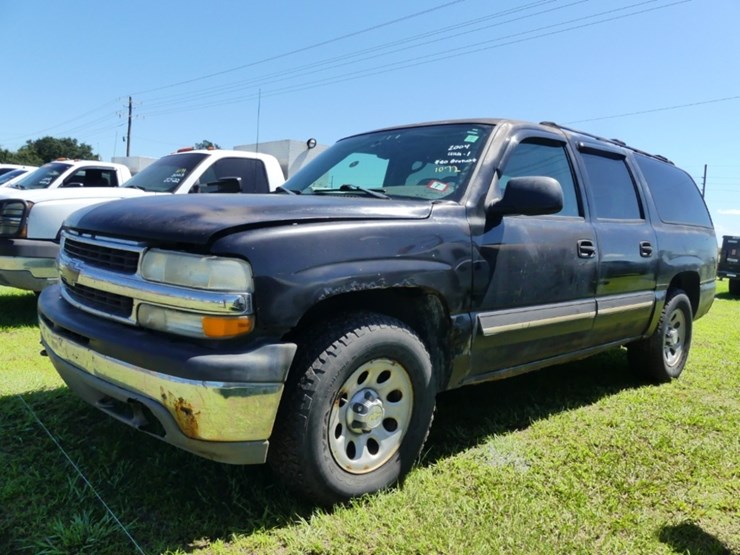 2004-chevrolet-suburban-image-1
