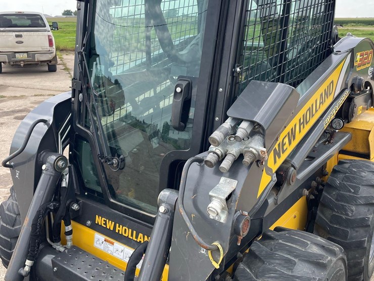 2022-new-holland-l320-image-18