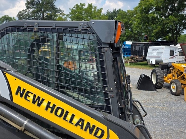 new-holland-l225-image-10