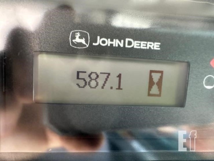 2015-deere-320e-image-32