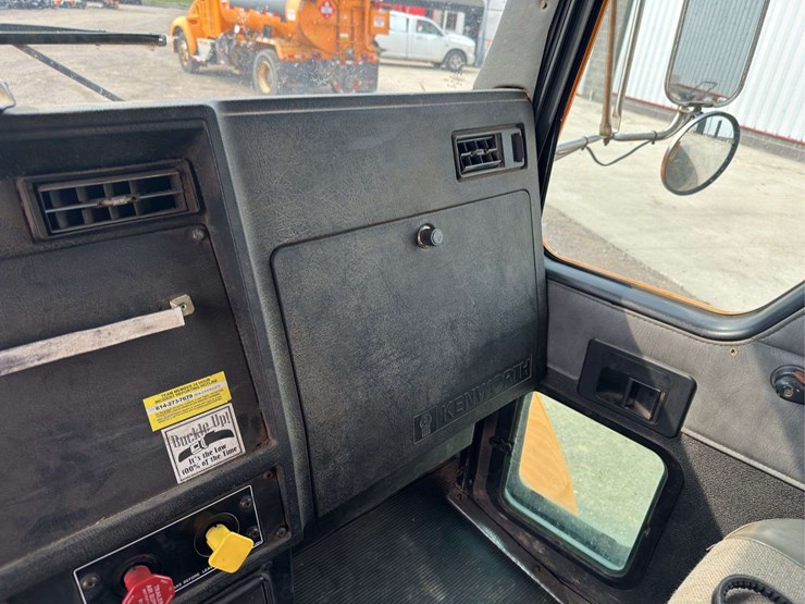 1999-kenworth-t300-image-35