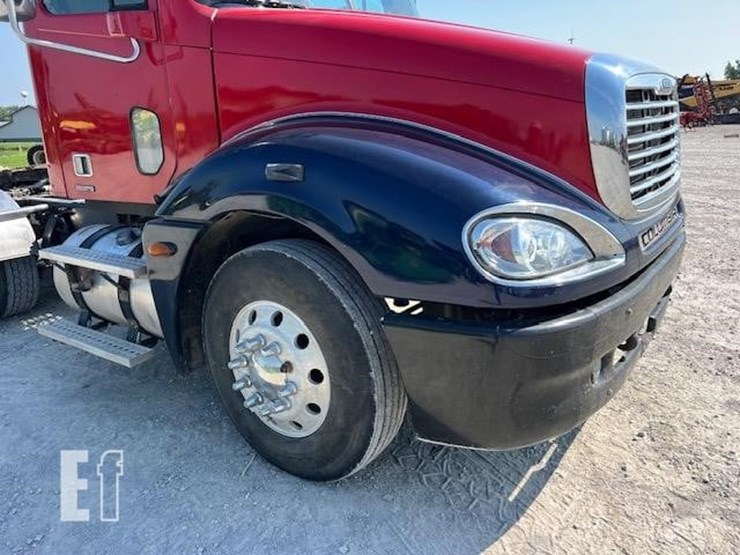 2006-freightliner-columbia-120-image-19