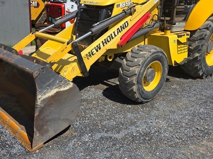 2011-new-holland-b95b-image-36