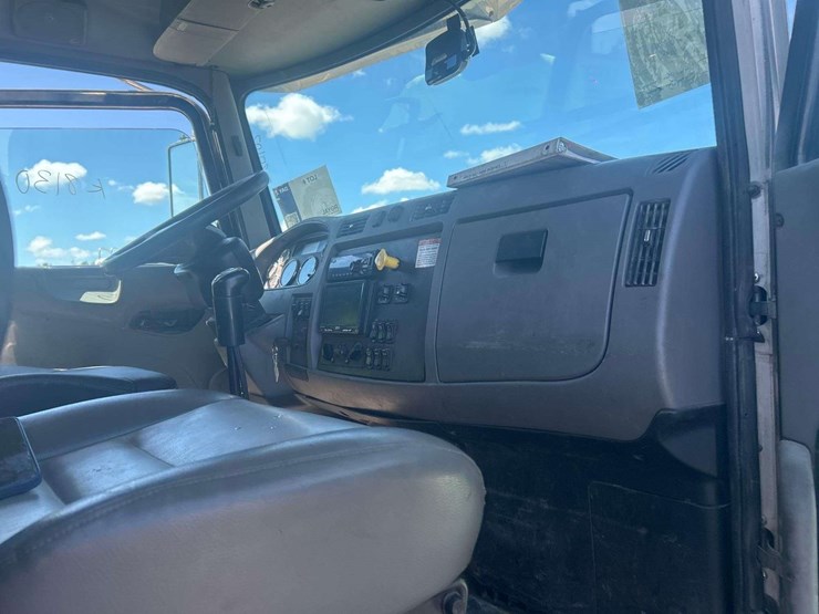 2015-peterbilt-348-image-63