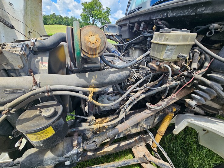 2000-freightliner-fl60-image-36