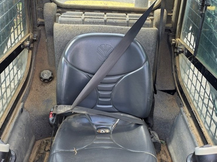 new-holland-l225-image-43