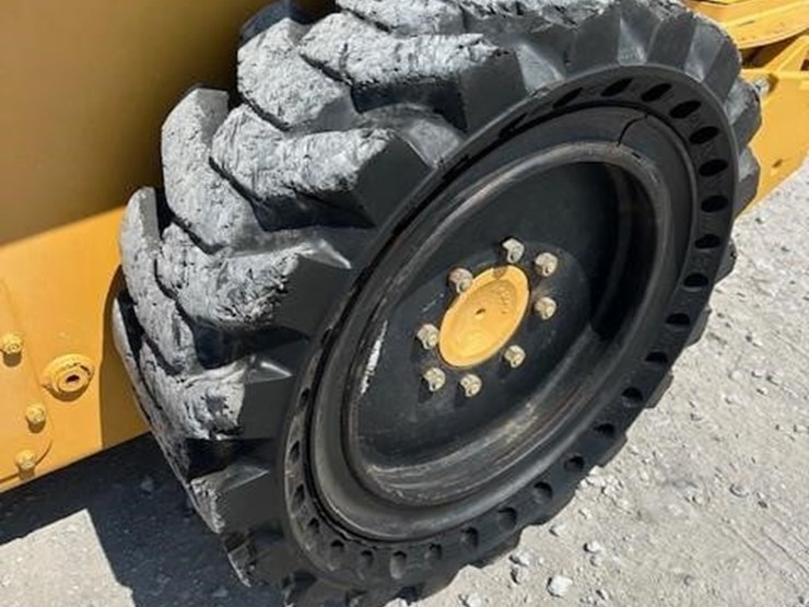 2015-deere-320e-image-12