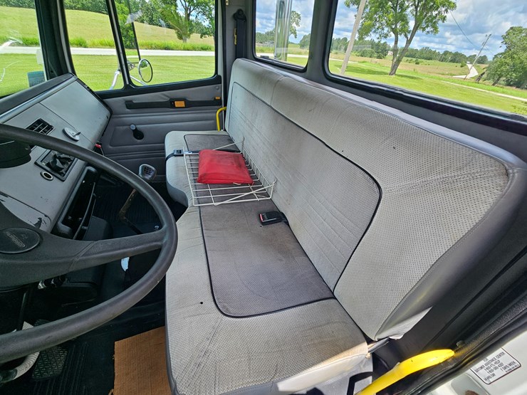 2000-freightliner-fl60-image-59