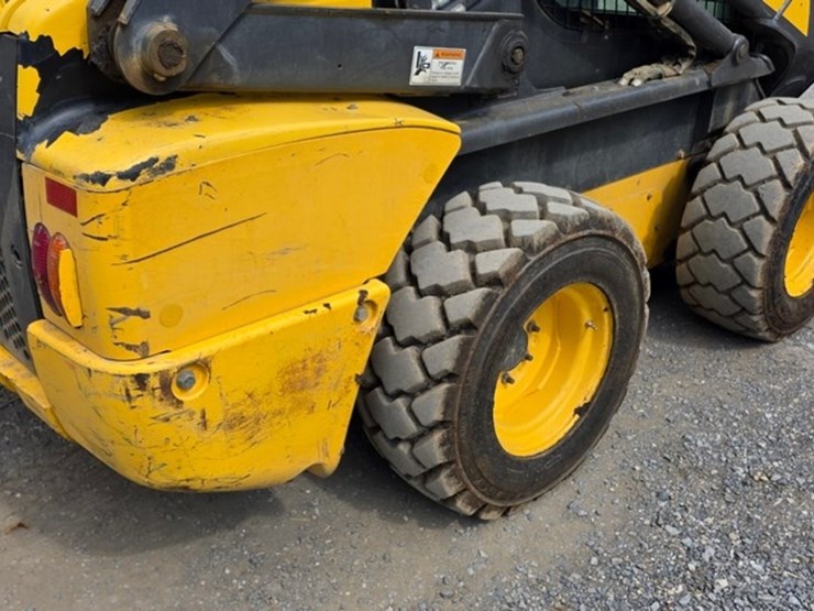 new-holland-l225-image-17