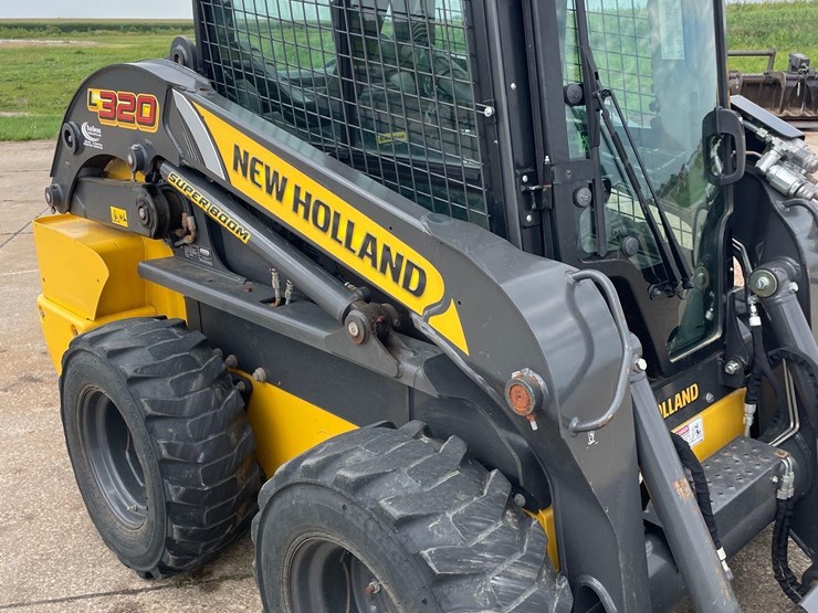 2022-new-holland-l320-image-12