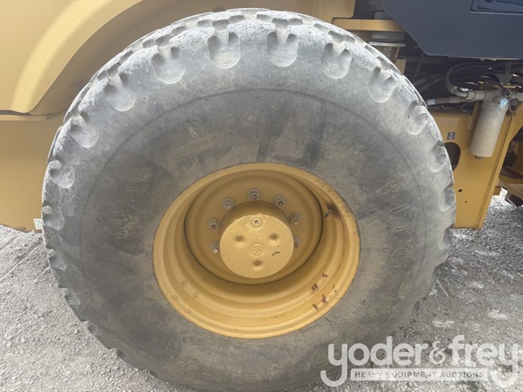 2014-caterpillar-cs54b-image-8