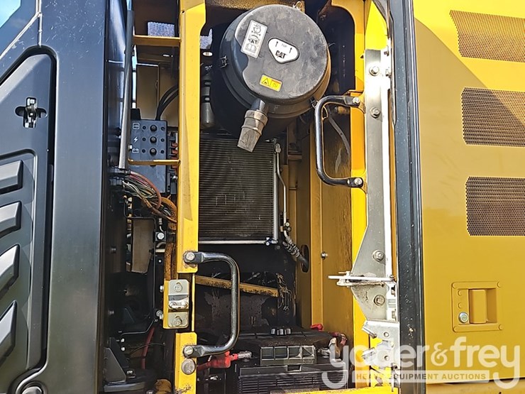 2015-caterpillar-329fl-image-32