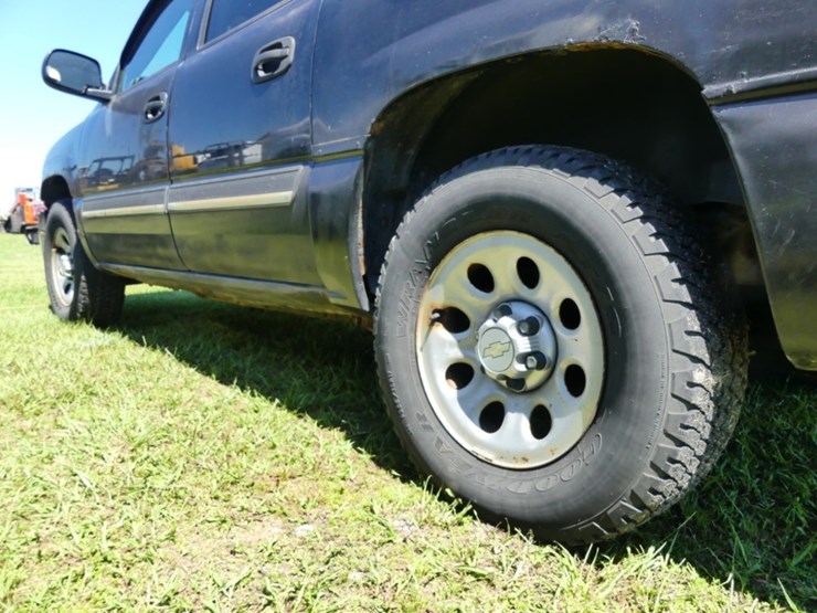 2004-chevrolet-suburban-image-5