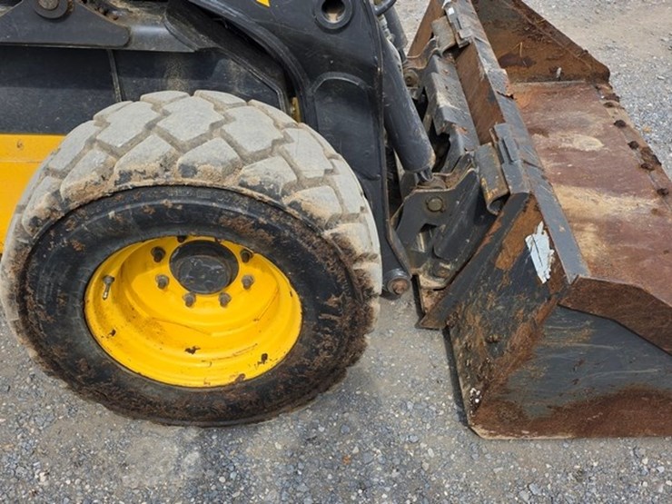 new-holland-l225-image-8