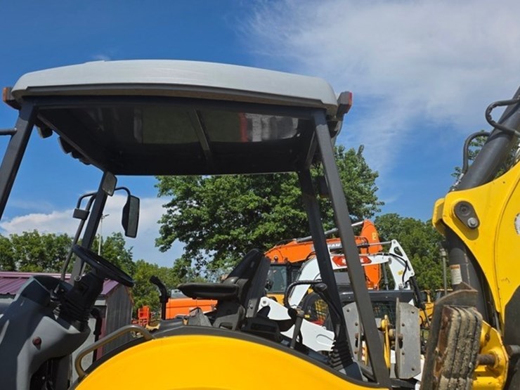2011-new-holland-b95b-image-30
