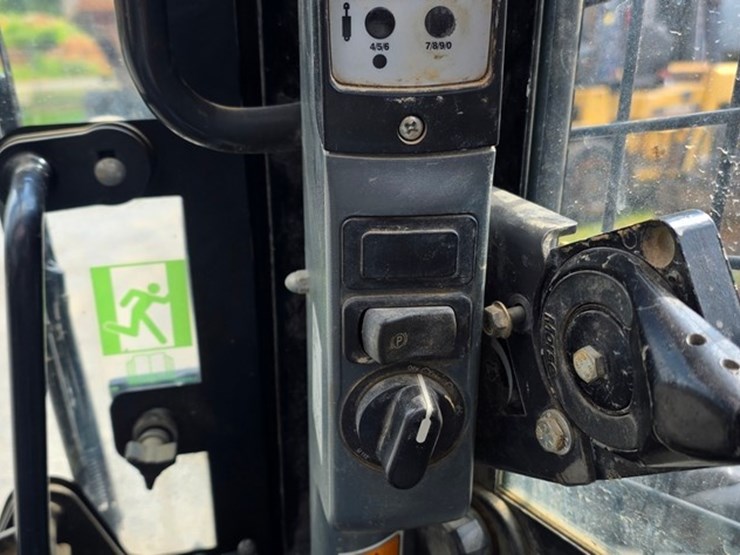 new-holland-l225-image-51