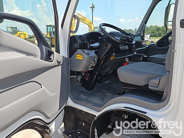 2019-hino-195-image-27