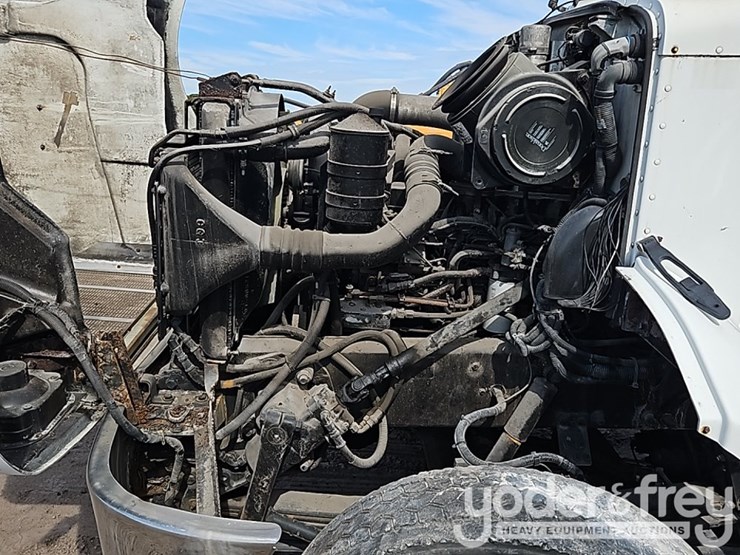 2002-peterbilt-330-image-19
