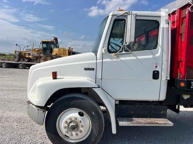 2003-freightliner-fl70-image-20
