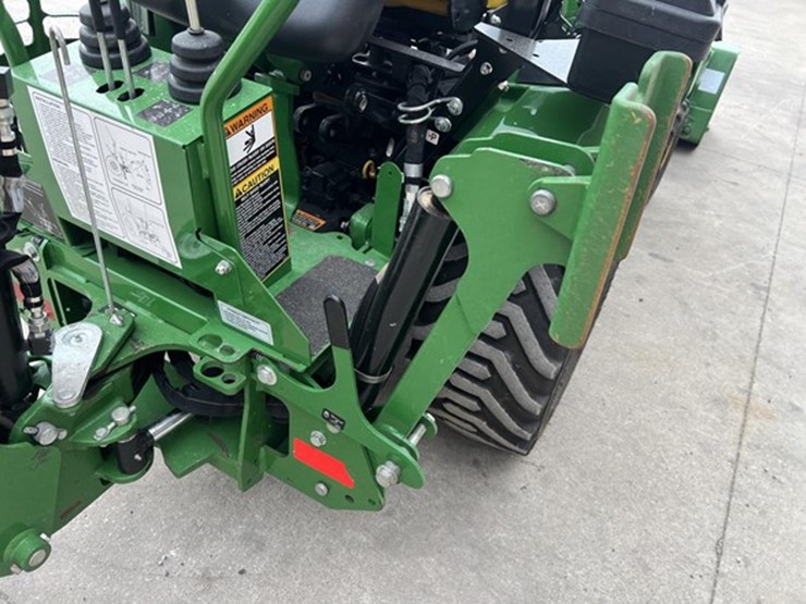 2024-john-deere-1025r-image-11