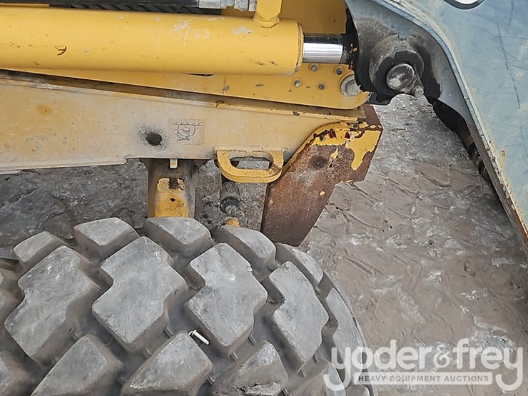 2011-deere-310j-image-11