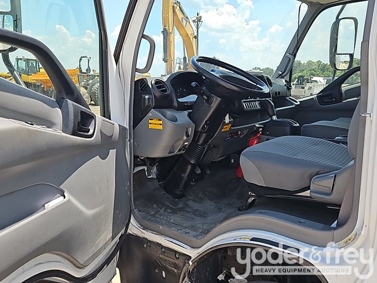 2019-hino-195-image-24