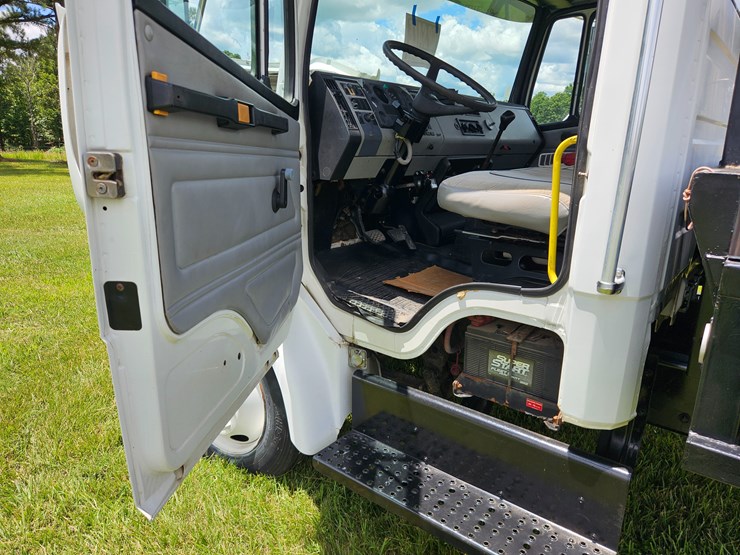 2000-freightliner-fl60-image-55