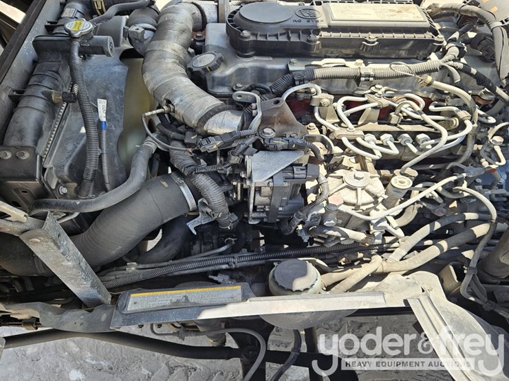 2019-hino-195-image-20