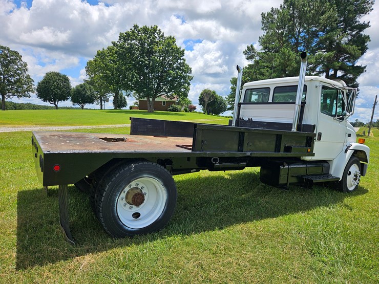 2000-freightliner-fl60-image-22