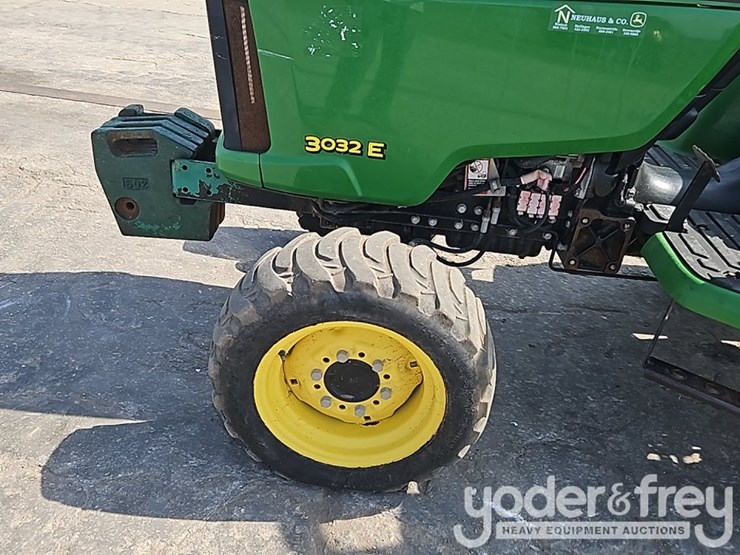 2014-john-deere-3032e-image-11
