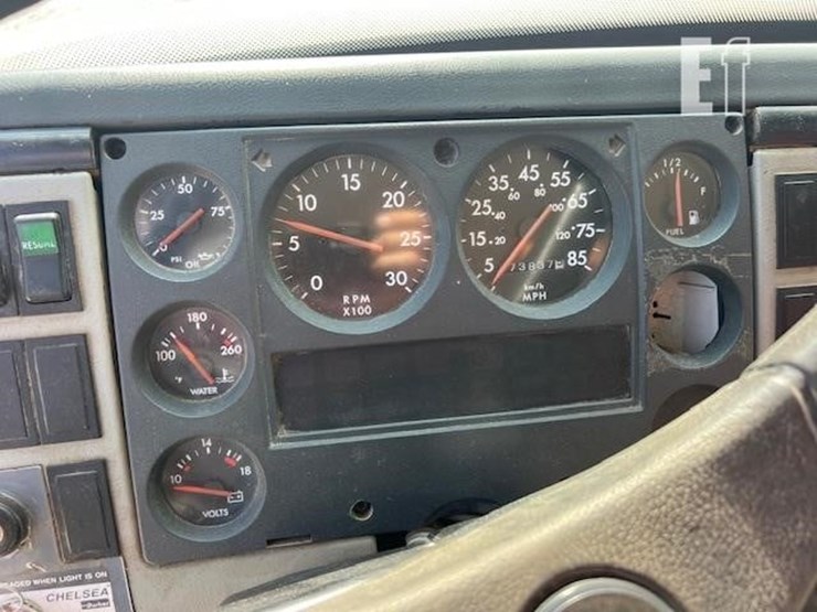 2003-freightliner-fl70-image-50