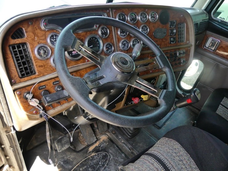 2002-peterbilt-379-image-15