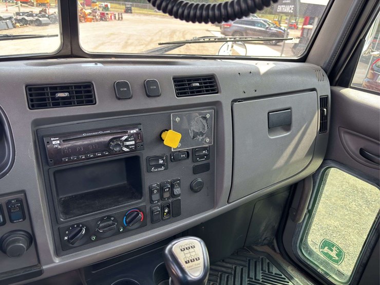 2012-peterbilt-348-image-36