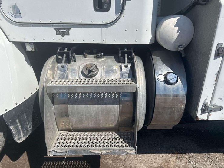 2015-peterbilt-348-image-25