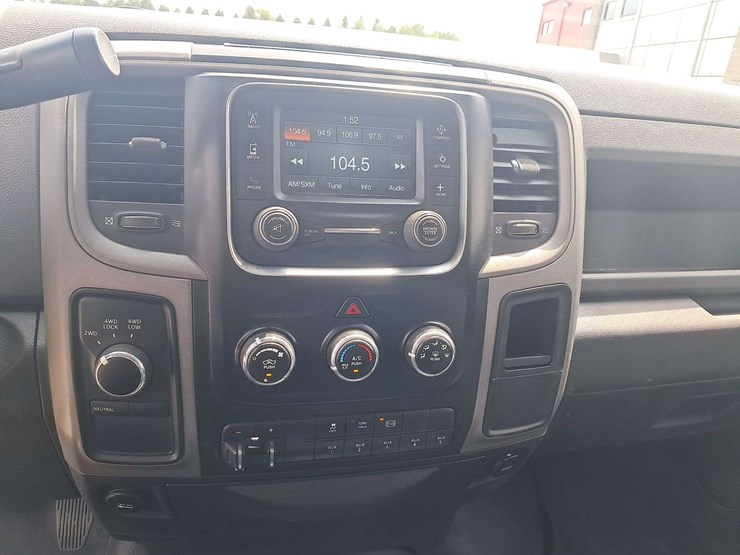 2016-ram-3500-crew-cab-pickup-image-16
