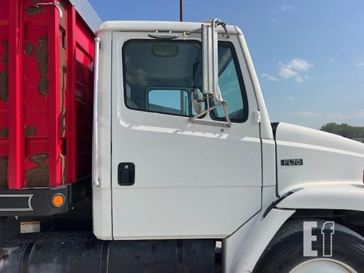 2003-freightliner-fl70-image-23