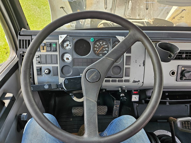 2000-freightliner-fl60-image-66
