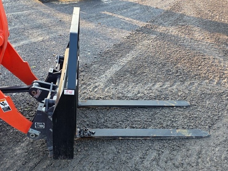 2023-kubota-r430-image-8