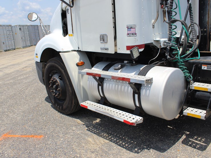 2005-freightliner-columbia-112-image-10