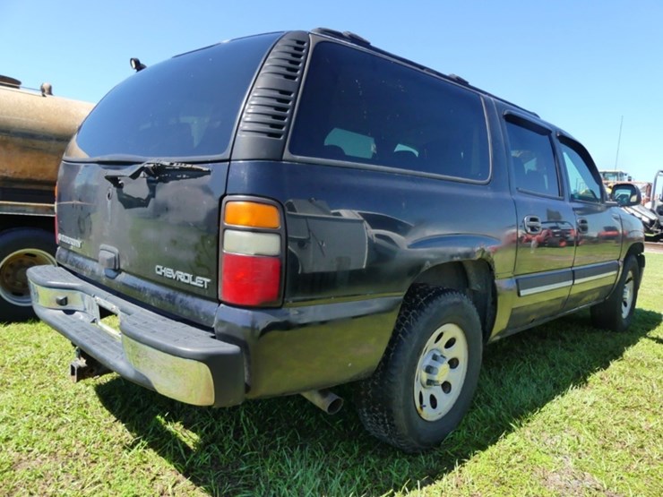 2004-chevrolet-suburban-image-3