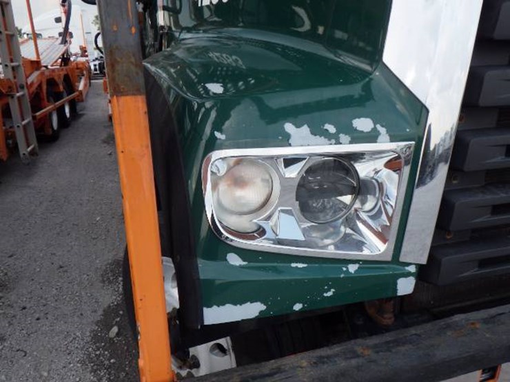 2020-freightliner-114sd-image-4