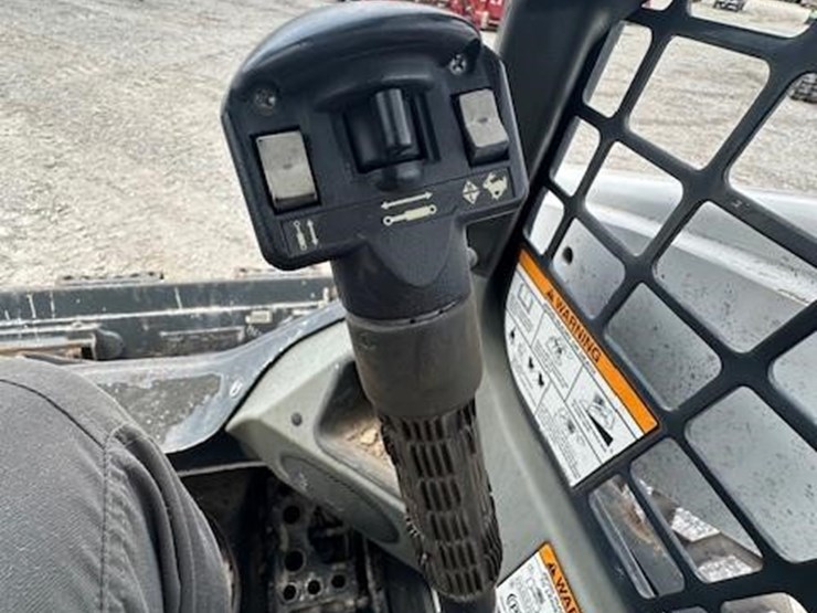 2010-bobcat-s650-image-18
