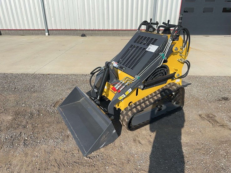 2025-land-hero-mini-stand-on-skid-loader-image-1