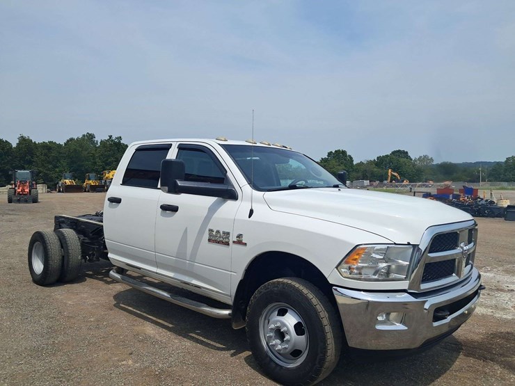 2016-ram-3500-crew-cab-pickup-image-2