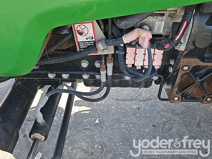 2014-john-deere-3032e-image-15